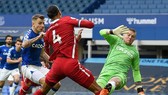 Tình huống khiến Virgil van Dijk có thể kết thúc sớm mùa giải. Ảnh: Getty Images