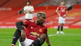 Paul Pogba chán nản sau pha phạm lỗi ngu ngốc của mình. Ảnh: Getty Images