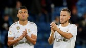 Eden Hazard (phải) và tiền vệ Casemiro dương tính Covid-19.