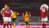 Cầu thủ Arsenal thất vọng trước niềm vui của đội khách Wolves.