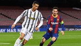 Cristiano Ronaldo che mờ Lionel Mesi để giúp Juventus vươn lên chiếm ngôi đầu bảng. Ảnh: Getty Images