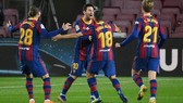 Lionel Messi và đồng đội Barcelona mừng chiến thắng. Ảnh: Getty Images