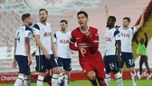 Roberto Firmino mừng pha ghi bàn quyết định đưa Liverpool lên ngôi đầu.