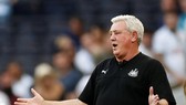 HLV Steve Bruce cảnh báo không ai có thể miễn nhiễm trước Covid-19.