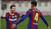 Lionel Messi mừng cột mốc ghi bàn lịch sử không trọn vẹn. Ảnh: Getty Images