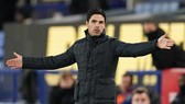 HLV Mikel Arteta thúc giục cầu thủ sốc lại tinh thần chiến đấu. Ảnh: Getty Images