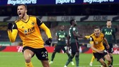 Romain Saiss là người gần nhất đánh sập hệ thống phòng ngự của Tottenham. Ảnh: Getty Images