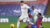 Leicester (trái) vươn lên ngôi nhì bảng dù chỉ hòa 1-1 tại Crystal Palace. Ảnh: Getty Images
