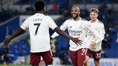 Alexandre Lacazette nén đau ghi bàn giúp Arsenal chiến thắng. Ảnh: Getty Images