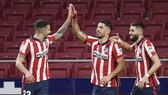 Luis Suarez giúp Atletico Madrid kết thúc năm với chiến thắng và ngôi đầu.