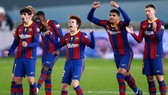 Barcelona mừng chiến thắng trong loạt sút luân lưu lần đầu tiên kể từ năm 1998.