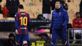 Lionel Messi lầm lũi rời sân còn HLV Ronald Koeman và Bareclona mất danh hiệu. Ảnh: Getty Images