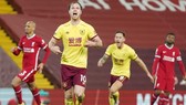 Ashley Barnes ghi bàn giúp Burnley thắng tại Liverpool lần đầu tiên sau gần nửa thế kỷ. Ảnh: Getty Images