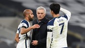 HLV Jose Mourinho không ủng hộ cầu thủ được ưu tiên tiêm vắc xin. Ảnh: Getty Images