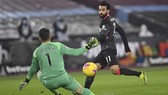 Mohamed Salah ghi cú đúp giúp Liverpool thăng hoa trở lại. Ảnh: Getty Images