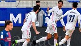 Trung vệ Raphael Varane sắm vai người hùng giúp Real chiến thắng.