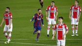 Lionel Messi tỏa sáng với cú đúp trong chiến thắng 5-1 trước Alaves.