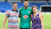 Thủ thành Alisson Becker bên cạnh cha và mẹ mình.