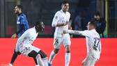 Ferland Mendy (trái) ăn mừng bàn thắng quý giá cho Real. Ảnh: Getty Images
