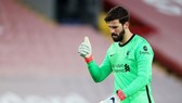 Alisson sẽ quyết định có trở về chịu tang cha hay không. Ảnh: Getty Images