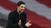 HLV Mikel Arteta nhẹ nhõm khi mùa giải vừa được giải cứu. Ảnh: Getty Images