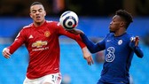 Tình huống tranh cãi trong một diễn biến không mấy hấp dẫn trên sân Chelsea. Ảnh: Getty Images