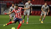Luis Suarez ghi bàn ấn định chiến thắng quan trọng cho Atletico.