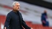 HLV Jose Mourinho phản ứng sau quyết định của trọng tài. Ảnh: Getty Images