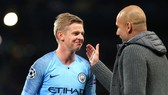 HLV Pep Guardiola cảnh báo Oleksandr Zinchenko nên tập trung thi đấu. Ảnh: Getty Images