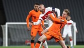 Burak Yilmaz đã đánh sập hàng phòng ngự Hà Lan. Ảnh: Getty Images