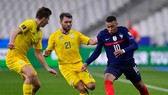 Ukraine đã hóa giải thành công ngòi nổ của Pháp là Kylian Mbappe. Ảnh: Getty Images