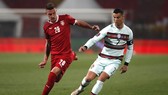 Cristiano Ronaldo (phải) trận thứ 2 liên tiếp tim tiếng và Bồ Đào Nha bị thủ hòa. Ảnh: Getty Images