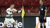 Cristiano Ronaldo phản ứng dữ dội ngay sau bàn thắng bị từ chối.