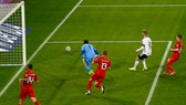 Timo Werner tiếc nuối nhìn quả bóng đi chệch khung thành.