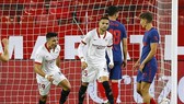 Atletico Madrid lại có pha vấp ngã khác tại La Liga khi thua ở Sevilla. Ảnh: Getty Images