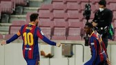 Ousmane Dembele phấn khích mừng bàn thắng cùng đội trưởng Lionel Messi.