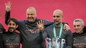 HLV Pep Guardiola hạnh phúc với Cúp Liên đoàn thứ 4 liên tiếp, nhưng sớm đặt mục tiêu cao hơn. Ảnh: Getty Images