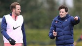 HLV Ryan Mason và trải nghiệm chỉ đạo những cầu thủ lớn như Harry Kane. Ảnh: Getty Images