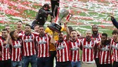 Luis Suarez xác nhận ở lại Atletico Madrid để bảo vệ danh hiệu vào mùa giải tới.