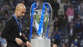 Pep Guardiola lặng lẽ bước qua danh hiệu mà ông chờ đợi suốt 10 năm qua. Ảnh: Getty Images
