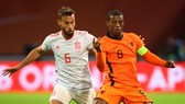 Georginio Wijnaldum (phải) mang băng đội trưởng tuyển Hà Lan tại Euro 2020. Ảnh: Getty Images