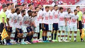 Cầu thủ Tây Ban Nha và Bồ Đào Nha chụp hình chung và mặc áo có chữ “Vamos2030”.