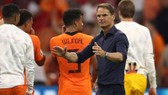 HLV Frank de Boer thận trọng cảnh báo về sự tập trung khi đội sớm giành vé. Ảnh: Getty Images