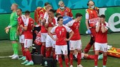 Đồng đội đã bên cạnh Christian Eriksen ngay sau biến cố.