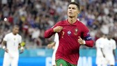 Cristiano Ronaldo đi vào lịch sử bóng đá thế giới khi cân bằng kỷ lục 109 bàn.