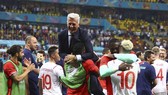 HLV Vladimir Petkovic và các học trò ăn mừng đầy phấn khích.