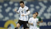 Lionel Messi đánh dấu kỷ lục với 2 pha lập công trong chiến thắng 4-1 trước Bolivia.