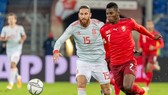Thụy Sĩ (phải) tấn công khi đối đầu Tây Ban Nha ở Nations League năm ngoái.