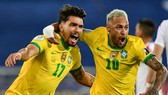 Lucas Paqueta (trái) mừng pha ghi bàn thắng duy nhất của trận đấu.