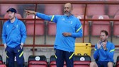 HLV Nuno Espirito Santo trong trận đầu tiên dẫn dắt Gà trống.